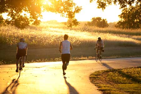 Radfahrer und Jogger